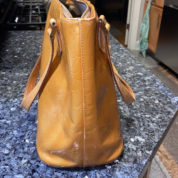 Louis Vuitton Houston Vernis LV monogram embossed beige patent leather tote bag - Picture 3 of 12